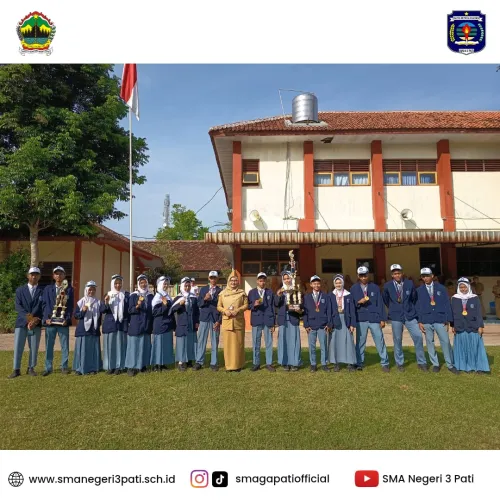 Penyerahan Penghargaan kepada siswa-siswi SMA Negeri 3 Pati yang Berprestasi di Upacara Bendera hari Senin, 29 September 2025.