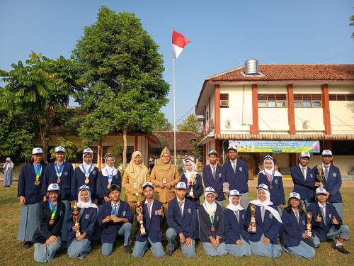 Dokumentasi Penyerahan Penghargaan kepada siswa-siswa Berprestasi 