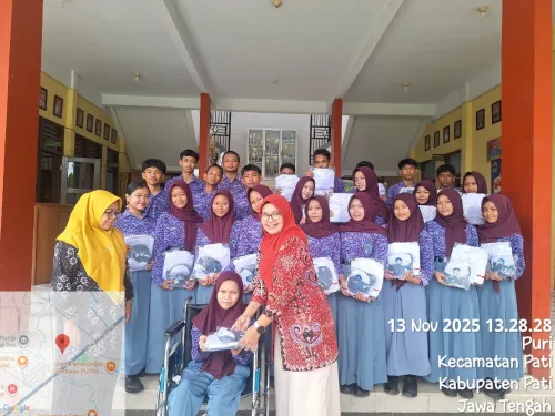 Bantuan Seragam untuk siswa Smaga dari Dinprov Jateng 