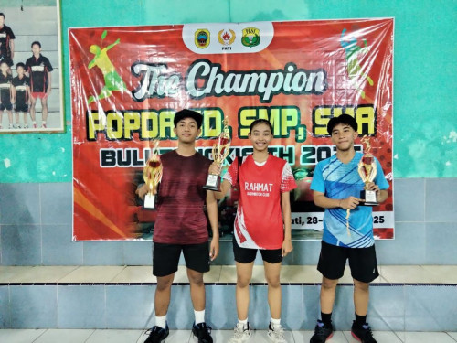 Tim Bulutangkis smaga raih juara di popda