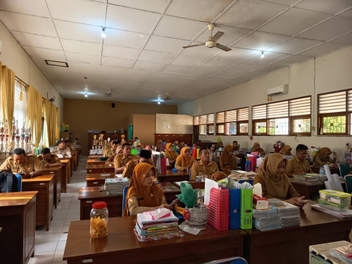  Pengarahan Kepala Sekolah di ruang guru.  Senin, 28 Juli 2025.