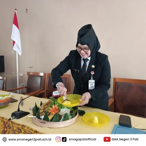 Syukuran sesi potong tumpeng HUT ke-80 Republik indonesia