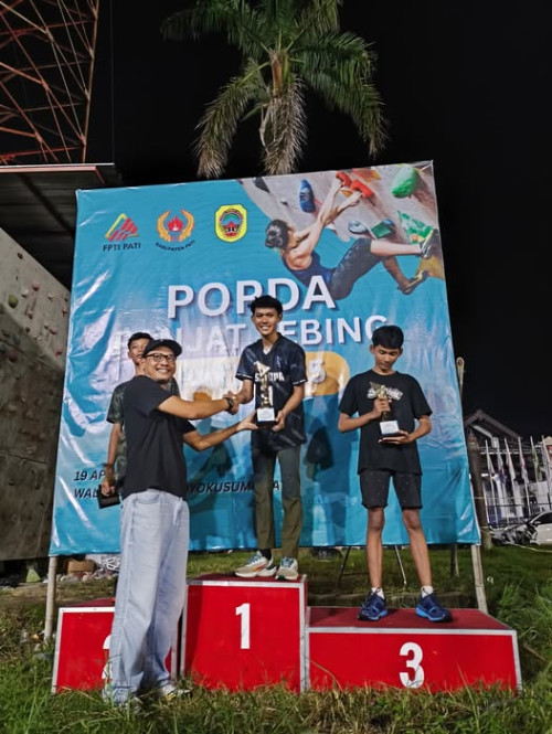 Ananda  Galang Misbah kelas XI-12 raih juara 1 popda cabor panjat tebing  